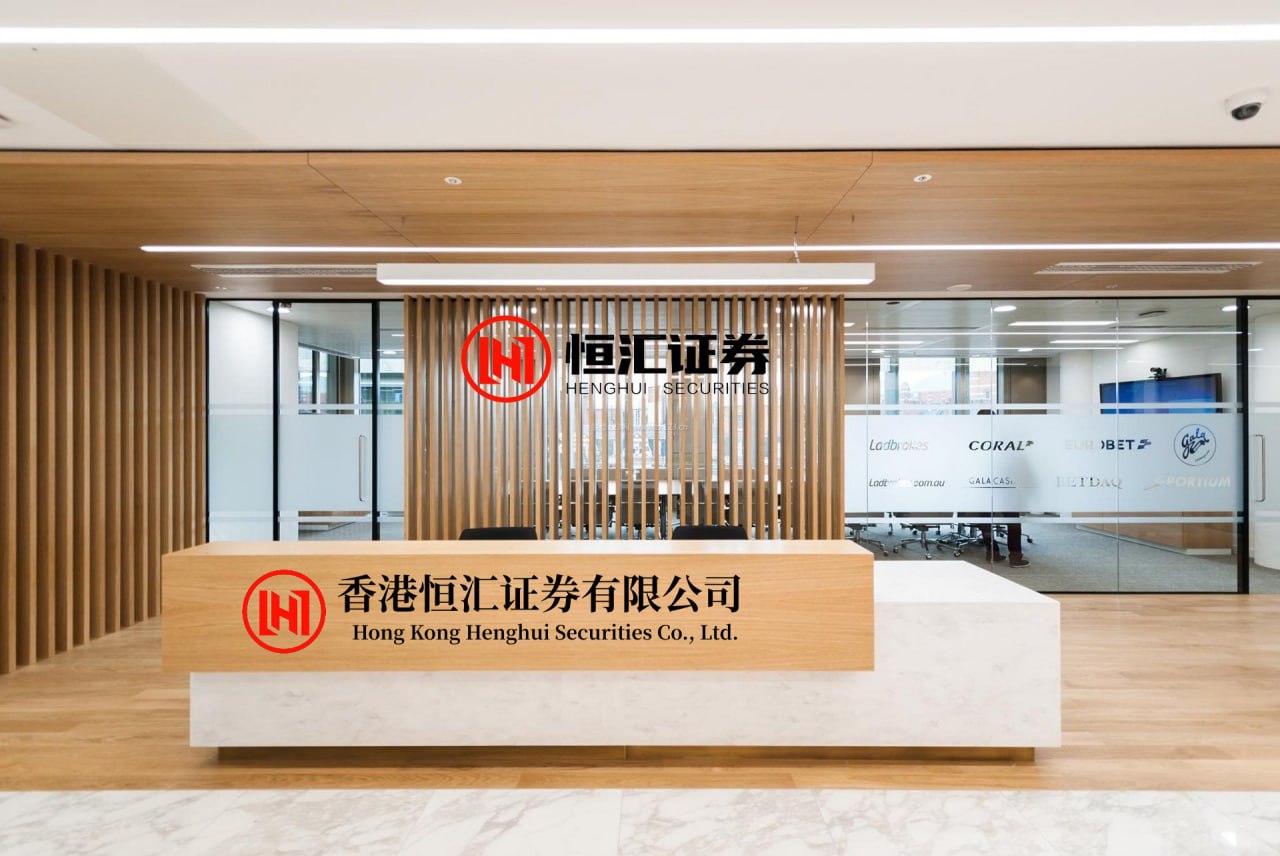 名鼎配资 37岁的周女士拿着体检报告来找我时，眉头紧锁。报告显示她双肺都有多发结节，最大的7毫米，同时双侧乳腺也发现多发性小结节。她最担心的是：“曹医生，我肺上和乳腺都长了结节，是不是体质特别差？会不会更容易恶变？”我先安抚她的情绪，告诉她：“结节是否危险，关键不在数量多少，而在于它们的形态特征...